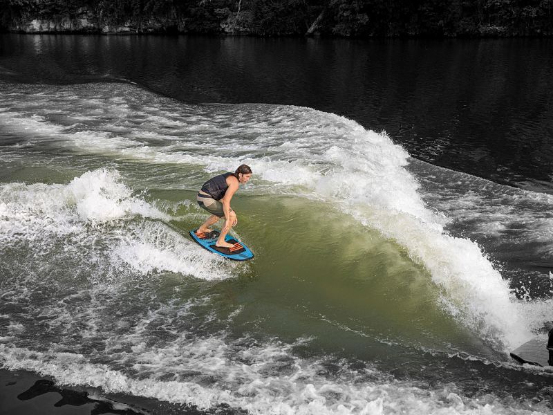 wakesurfing boat
