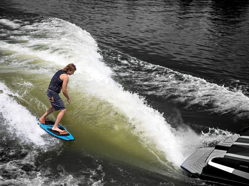 wakesurfing boat