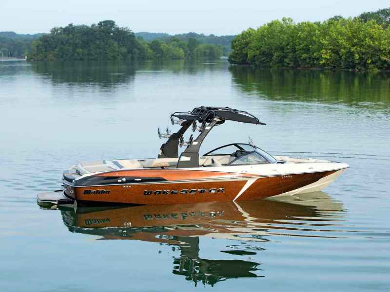 wakeboard boat