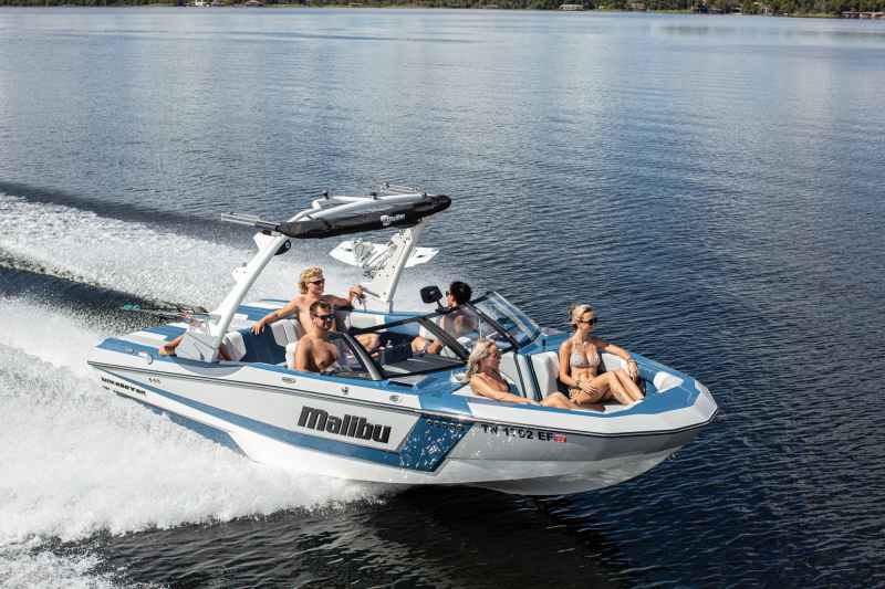 BTGBG22_WSP_Malibu-Wakesetter-21-LX-_03 Malibu Wakesetter 21 LX on the lake