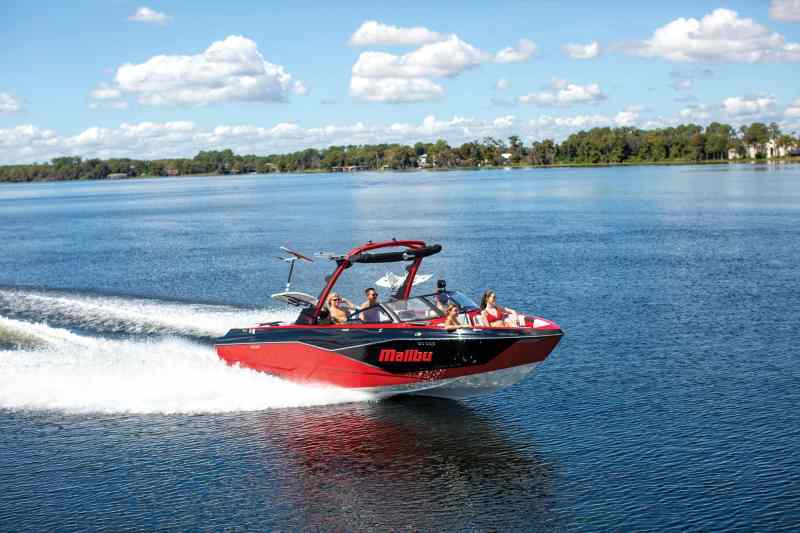 BTGBG22_WSP_Malibu-Wakesetter-25-LSV_05 Wakesetter 25 LSV out on the lake