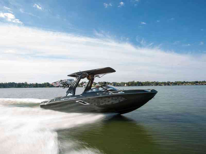 BTGWKB0522-VLP-Centurion Centurion wake boat on the lake