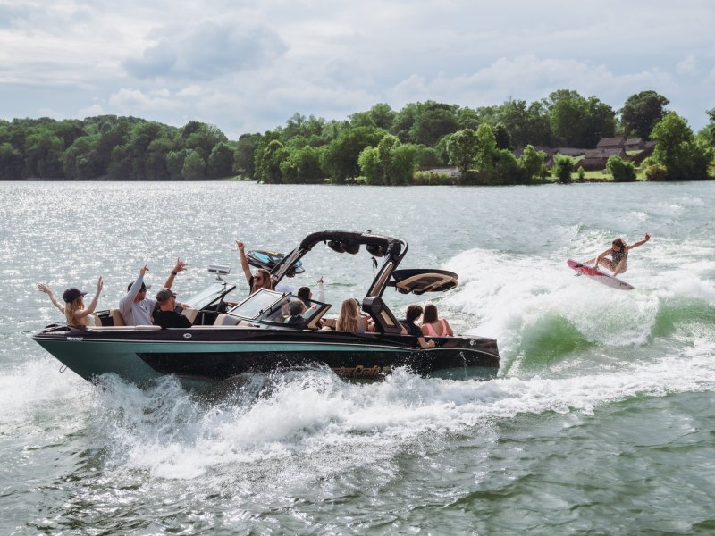 BTG0723-MCMY24-XT25-3 MasterCraft XT25 wakesurfing