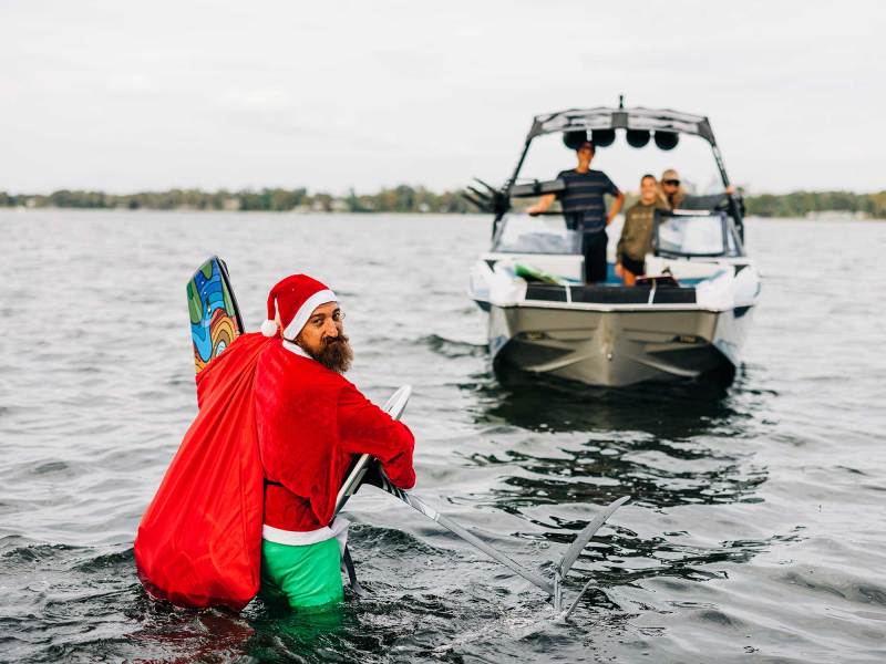 WKB1223-LF-Grinch Presents on the lake