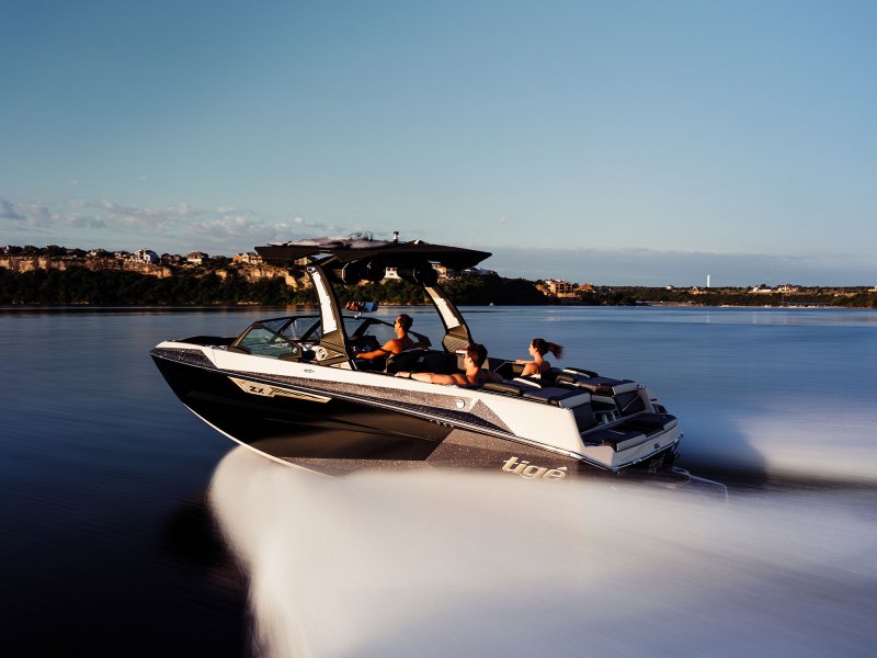 BTG525-Tige-23zx-1 Tigé Ultré 23ZX running on the lake