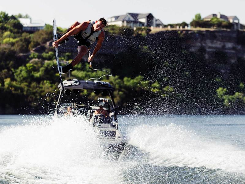 Tigé Ultré 23ZX wakeboarding