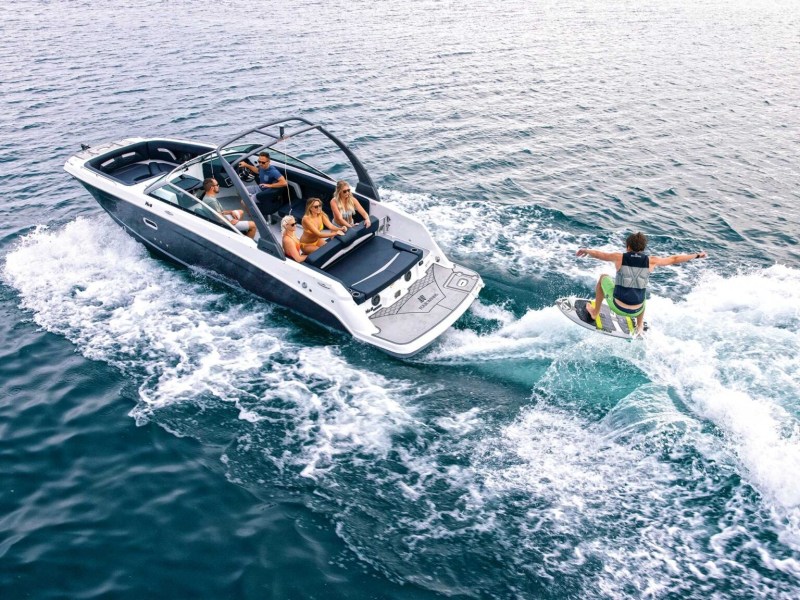 Four Winns HD8 Surf out on the lake