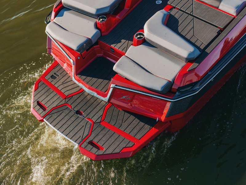 MasterCraft X22 swim step