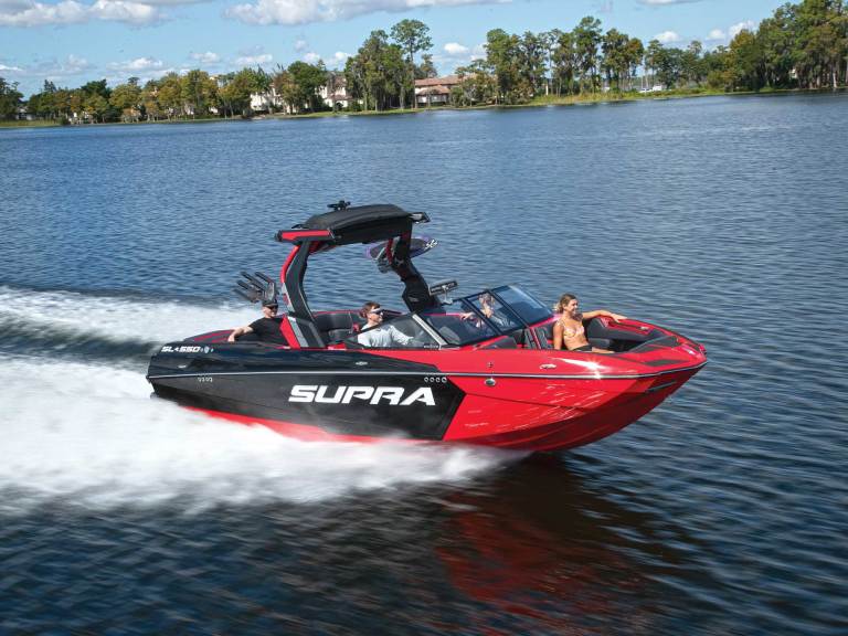 BTGBG26-WSP-Supra-SL-01 Supra SL cruising the lake