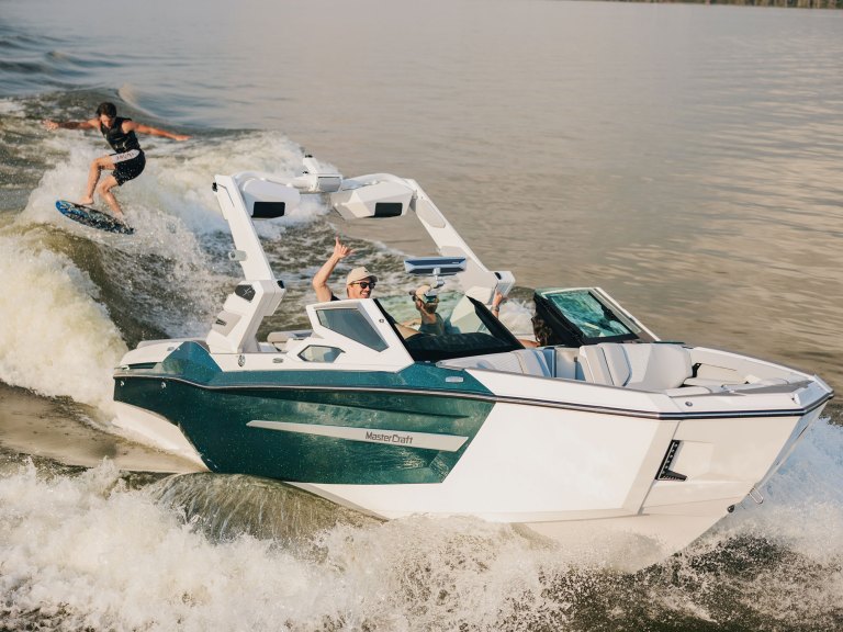BTG426-MC-X23-2 MasterCraft X23 wakesurfing
